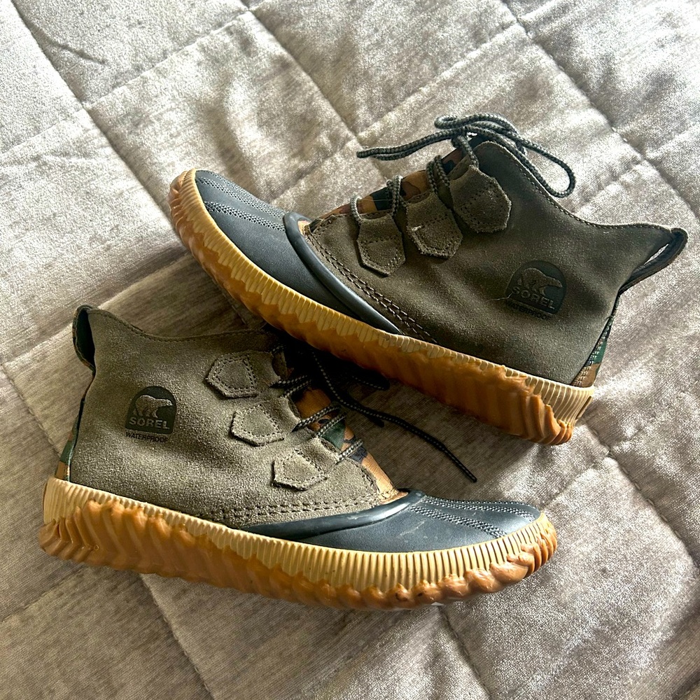 SOREL Camo Ankle Booties 100% waterproof size 9 EUC